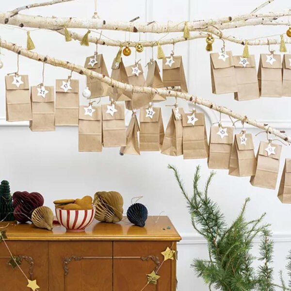 Adventskalender med påsar i papper & siffror