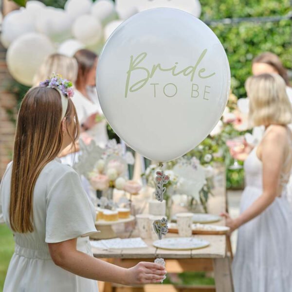 Ballong Bride to Be med blommigt snöre