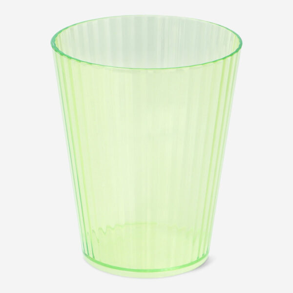 Grönt dricksglas av plast