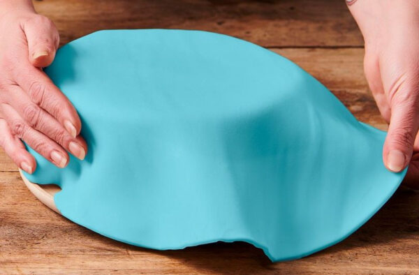 Ljusblått Färdigkavlat Tårtlock i Sockerpasta, Baby Blue - FunCakes