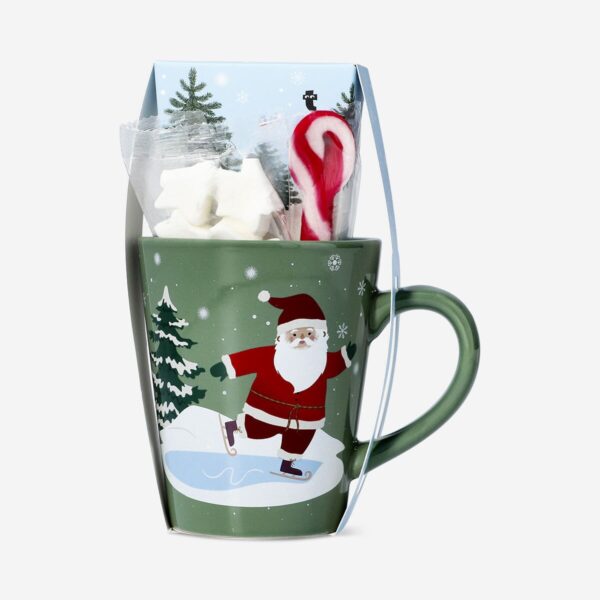 Mugg med varm choklad och sked med polkagrisar
