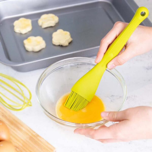 Sluttande Brödpensel i silikon, grön - KitchenCraft